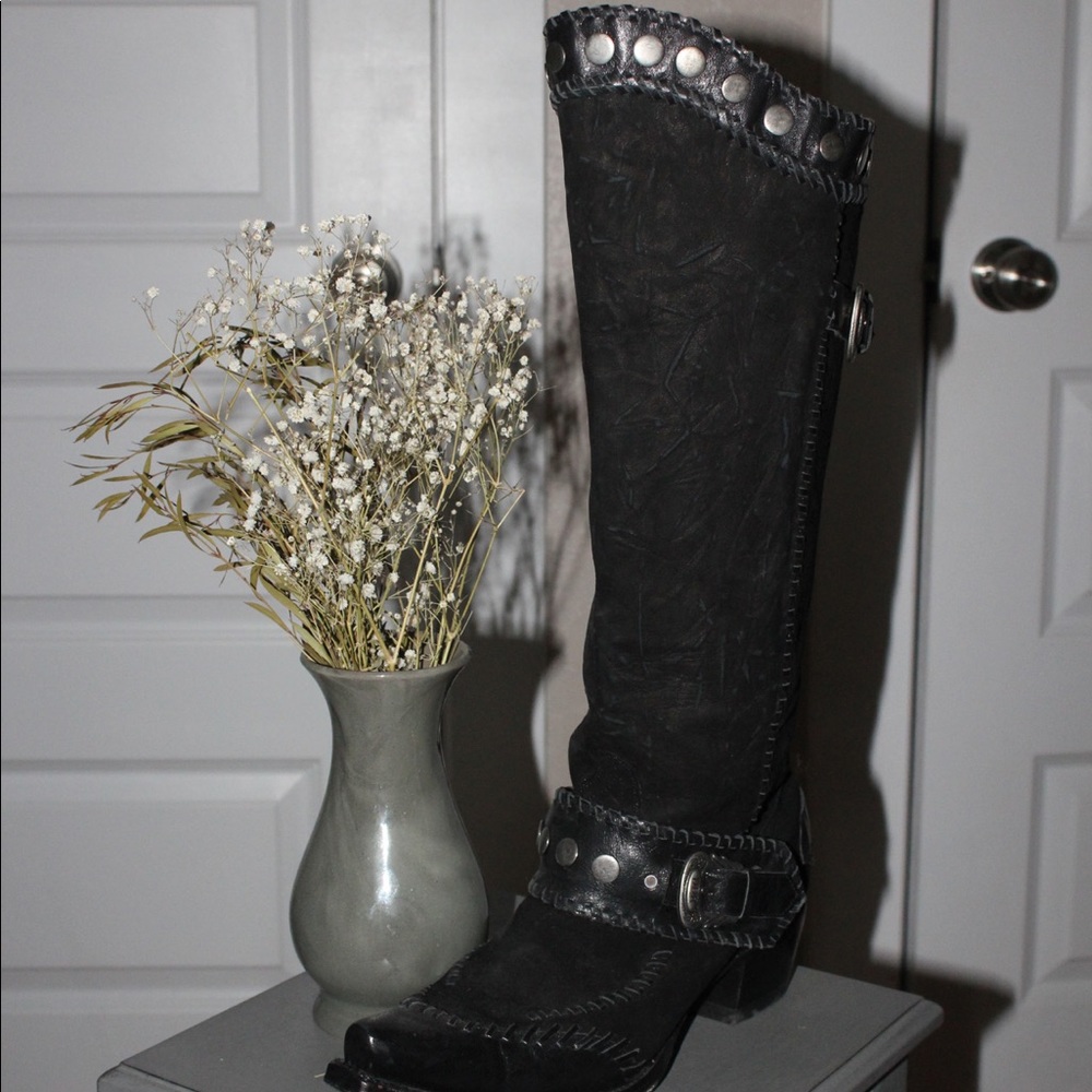 Super cute knee high black cowgirl boots barely worn